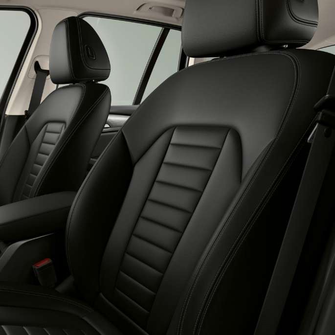 BMW iX3, G08, „Inspiring” modell, Mokka színű Vernasca bőrkárpittal borított sportülések BMW iX3, G08, 2020, „Inspiring” modell, sportülések a vezető és az első utas számára Mokka színű Vernasca bőrkárpittal, belső tér
