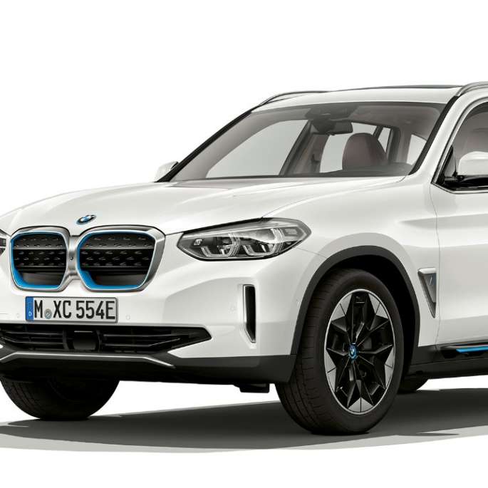 BMW iX3, G08, „Impressive” modell, rézsútos elölnézet BMW iX3, G08, 2020, „Impressive” modell, Kristály fehér metál, rézsútos elölnézet