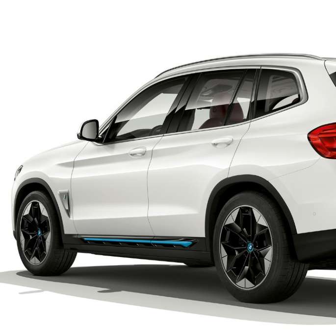 BMW iX3, G08, „Impressive” modell, rézsútos hátulnézet BMW iX3, G08, 2020, „Impressive” modell, Kristály fehér metál, rézsútos hátulnézet
