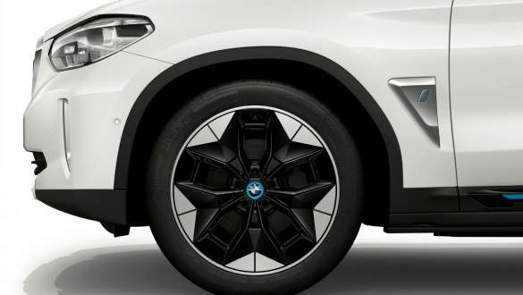20'' aerodinamikus keréktárcsák, 843, BMW iX3, G08 20'' aerodinamikus keréktárcsák, 843, kétszínű, eltérő méretű gumiabroncsokkal elöl és hátul, BMW iX3, G08, 2020, Kristály fehér metál, a kerék közelről