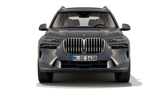 BMW X7, G07 LCI, elölnézet, Sparkling Copper szürke metál BMW X7, G07 LCI, egy álló, Sparkling Copper szürke metálfényezésű autó elölnézetből