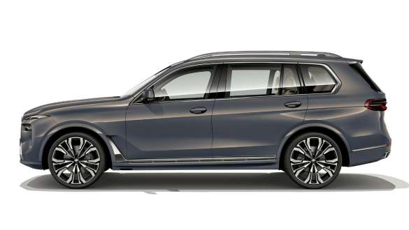 BMW X7, G07 LCI, oldalnézet, Sparkling Copper szürke metál BMW X7, G07 LCI, egy álló, Sparkling Copper szürke metálfényezésű autó oldalnézetből