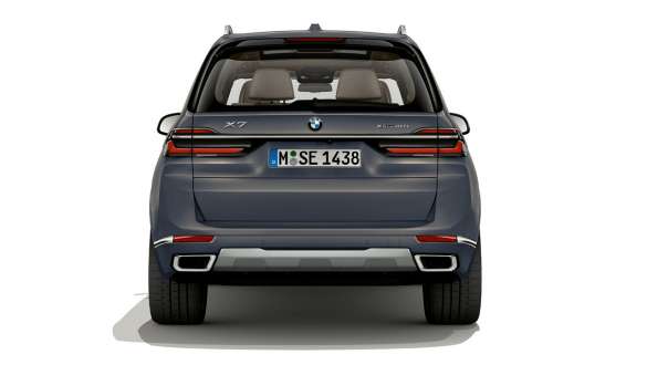 BMW X7, G07 LCI, hátulnézet, Sparkling Copper szürke metál BMW X7, G07 LCI, egy álló, Sparkling Copper szürke metálfényezésű autó hátulnézetből