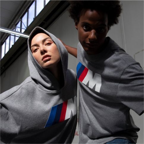 BMW Lifestyle Lookbook 2023, BMW M logós uniszex kapucnis pulóver és BMW M logós uniszex póló BMW Lifestyle Lookbook, BMW M logós kapucnis uniszex pulóver és BMW M logós uniszex póló