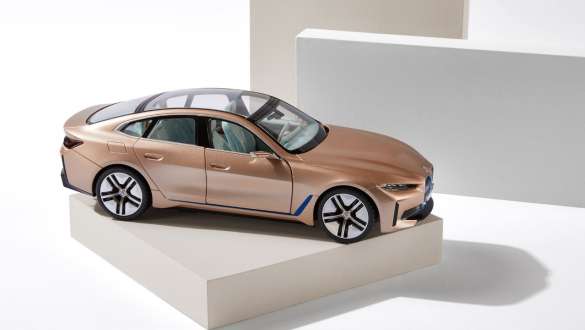 BMW Lifestyle Lookbook 2023, BMW i4 miniatűr BMW Lifestyle Lookbook, BMW i4 miniatűr