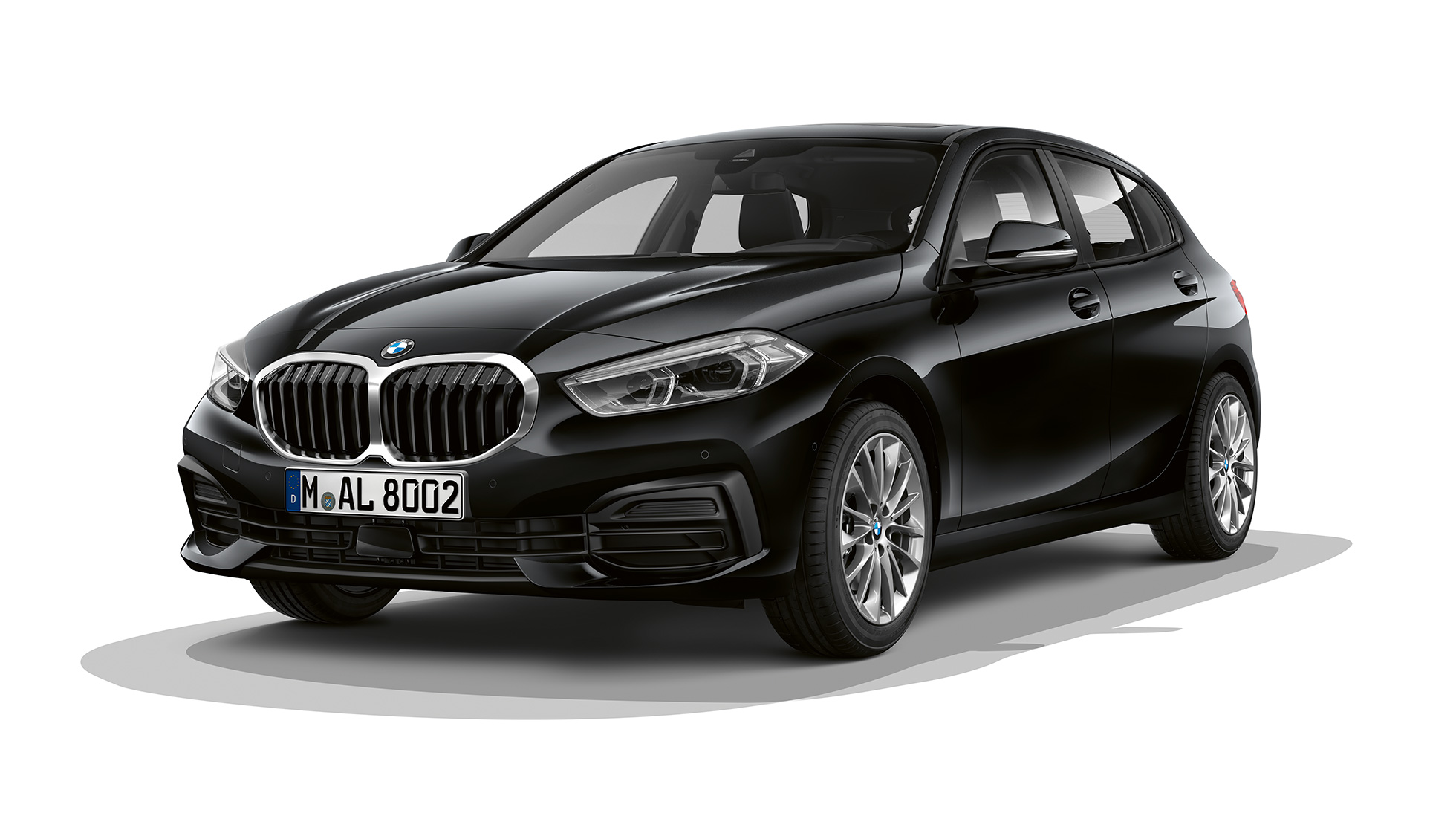 BMW 1-es, Advantage modell, háromnegyedes elölnézet. A BMW 1-es fekete színű Advantage modellváltozata háromnegyedes elölnézetből, stúdióban.