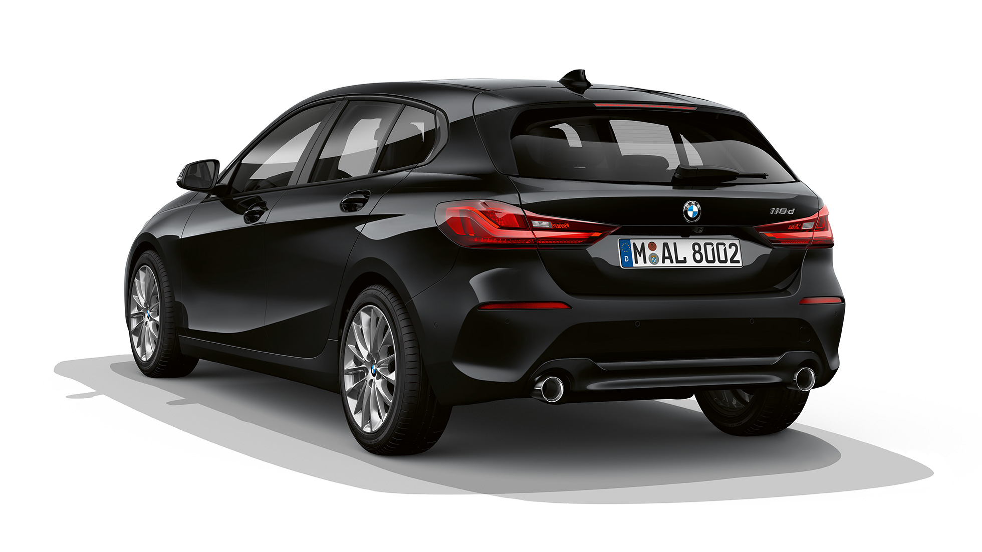 BMW 1-es, Advantage modell, háromnegyedes hátulnézet. A BMW 1-es fekete színű Advantage modellváltozata háromnegyedes hátulnézetből, stúdióban.
