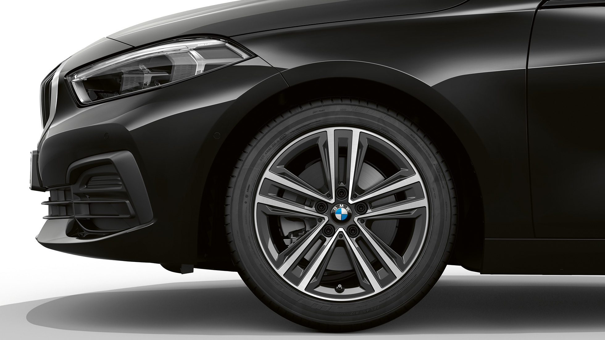 16” könnyűfém keréktárcsa, csillagküllős 517. A BMW 1-es fekete színű Advantage modellváltozata rézsútos elölnézetből, a 16” méretű csillagküllős 517 könnyűfém keréktárcsával.
