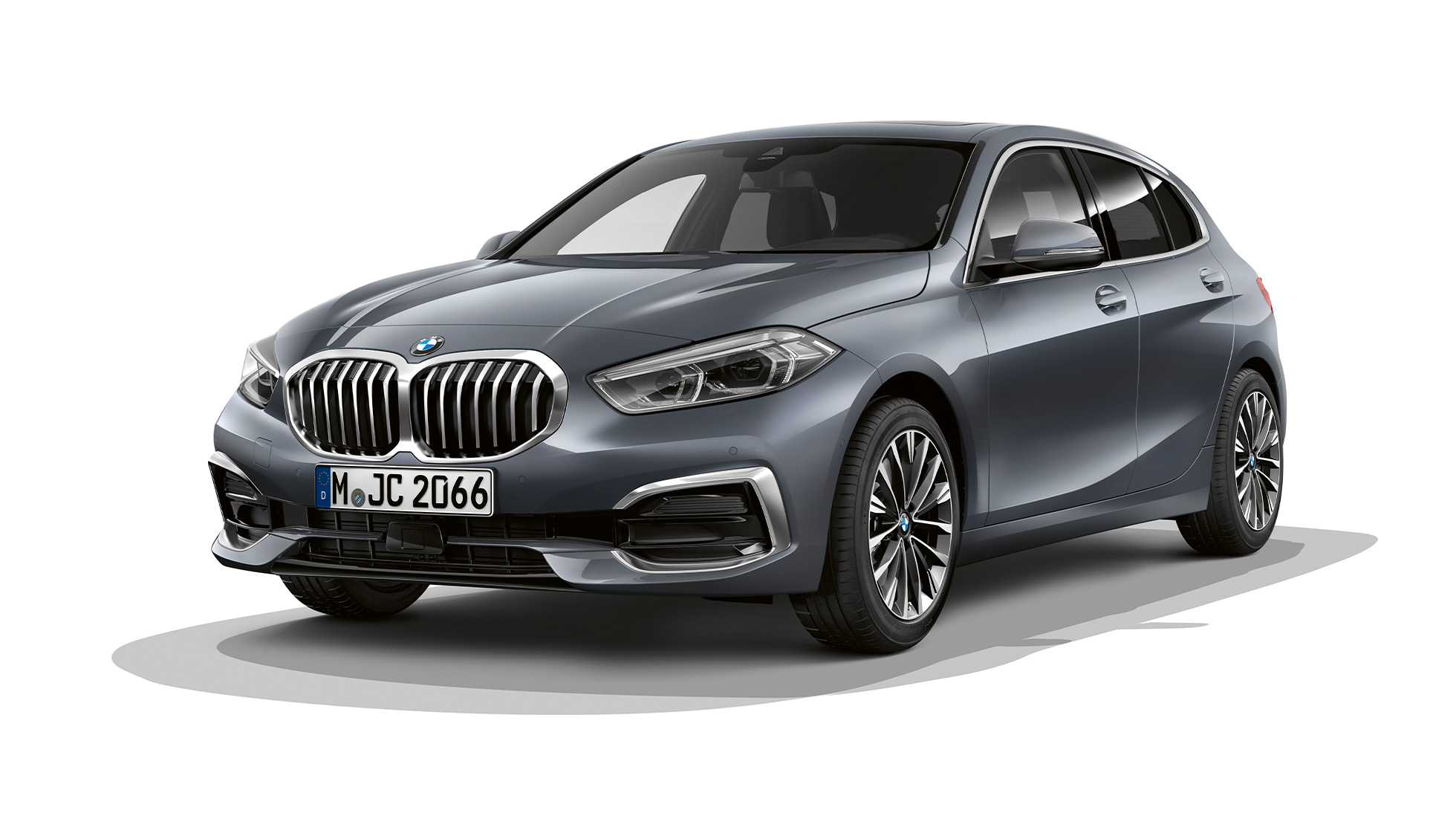 BMW 1-es, Luxury Line modell, háromnegyedes elölnézet. A BMW 1-es Storm Bay metálLuxury Line modellváltozata háromnegyedes elölnézetből, stúdióban.