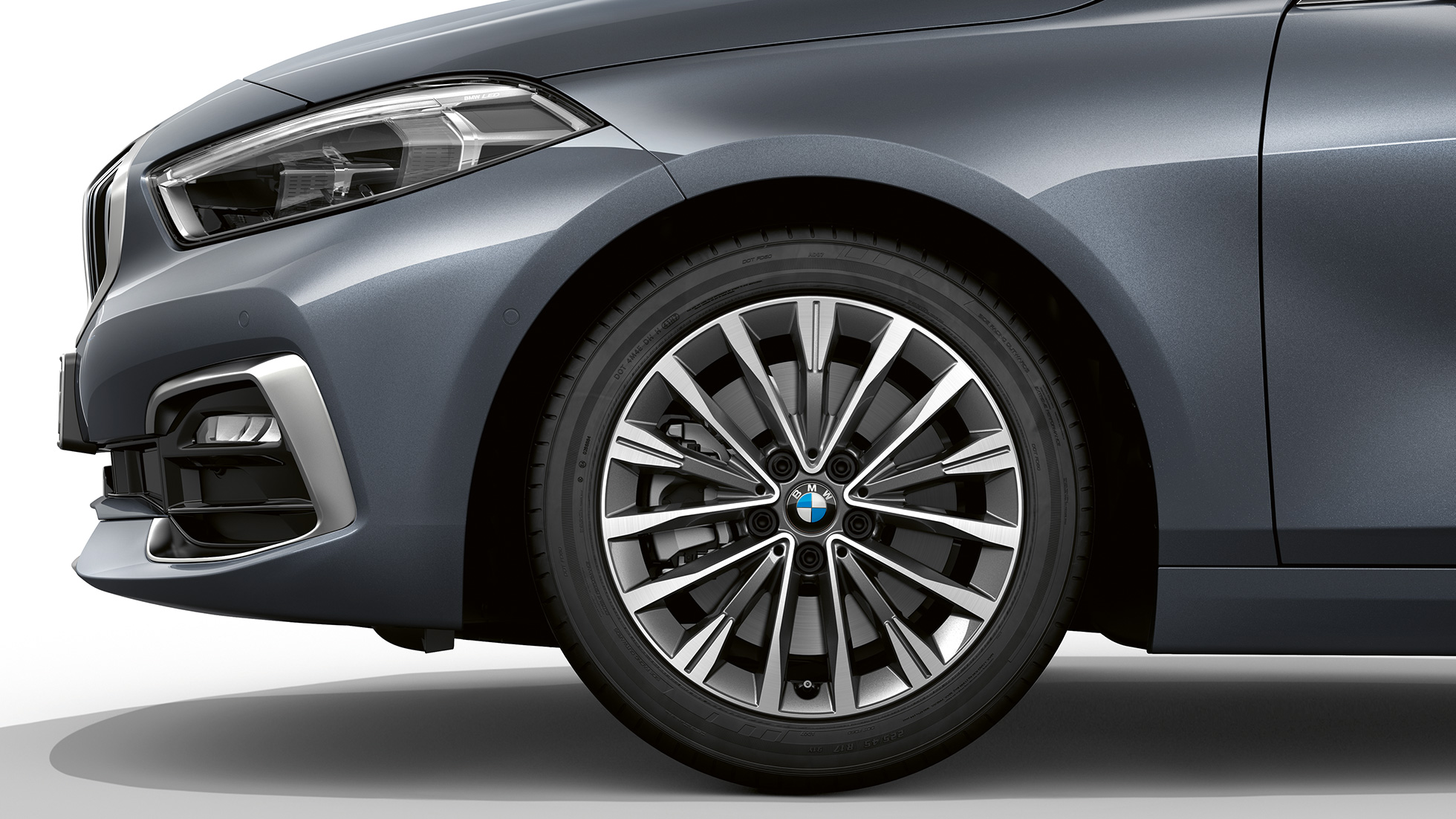 17” könnyűfém keréktárcsa, multiküllős 547. A BMW 1-es Storm Bay metál Luxury Line modellváltozata rézsútos elölnézetből, a 17” méretű multiküllős 547 könnyűfém keréktárcsával.