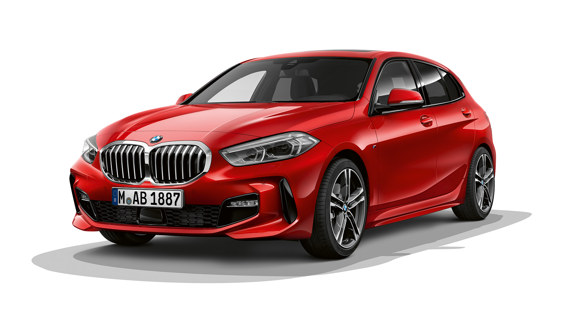 BMW 1-es, M Sport modell, háromnegyedes elölnézet. A BMW 1-es Melbourne vörös metál fényezésű M Sport modellváltozata háromnegyedes elölnézetből, stúdióban.