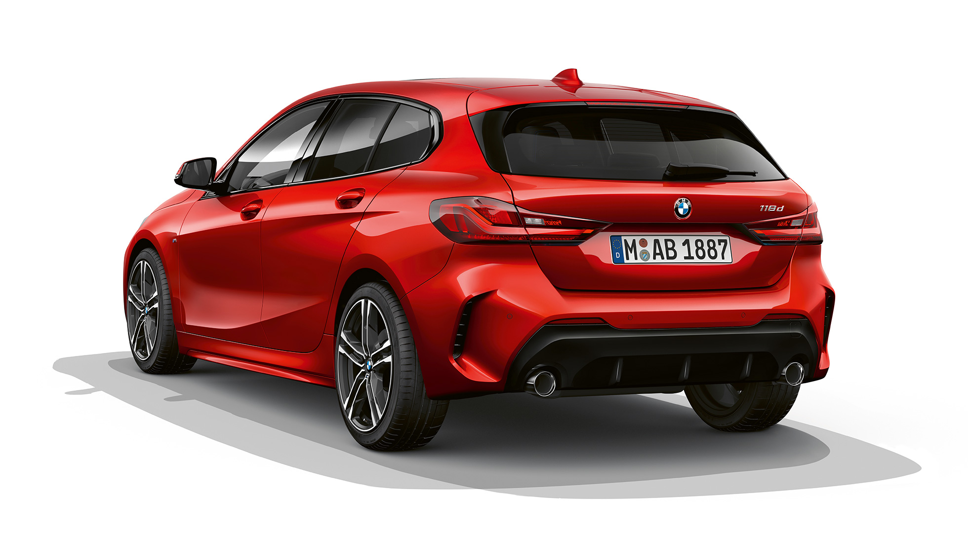 BMW 1-es, M Sport modell, háromnegyedes hátulnézet. A BMW 1-es Melbourne vörös metál fényezésű M Sport modellváltozata háromnegyedes hátulnézetből, stúdióban.