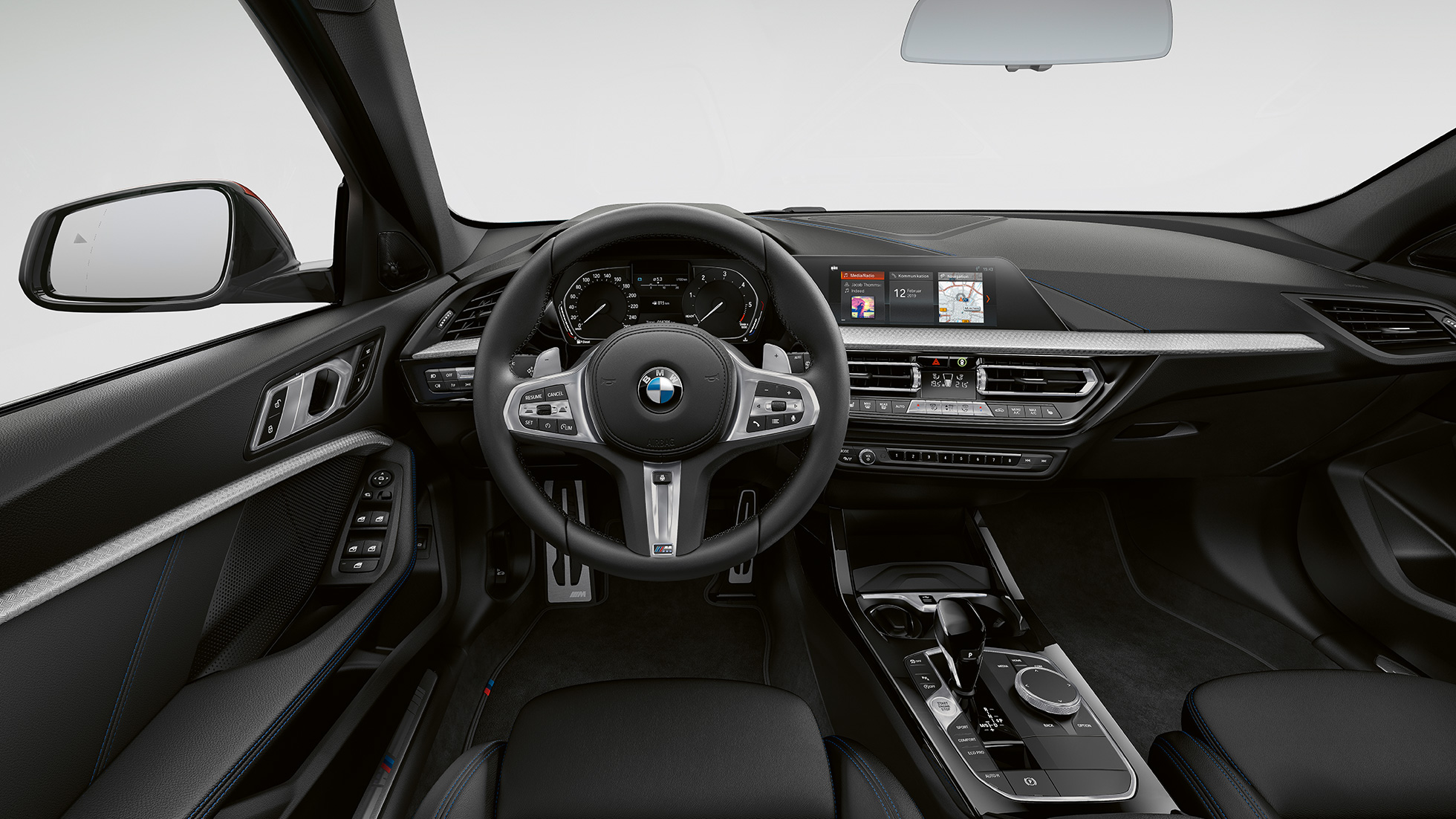 M bőrkormány. BMW 1-es, M Sport modell, műszerfal az M bőrkormánnyal.