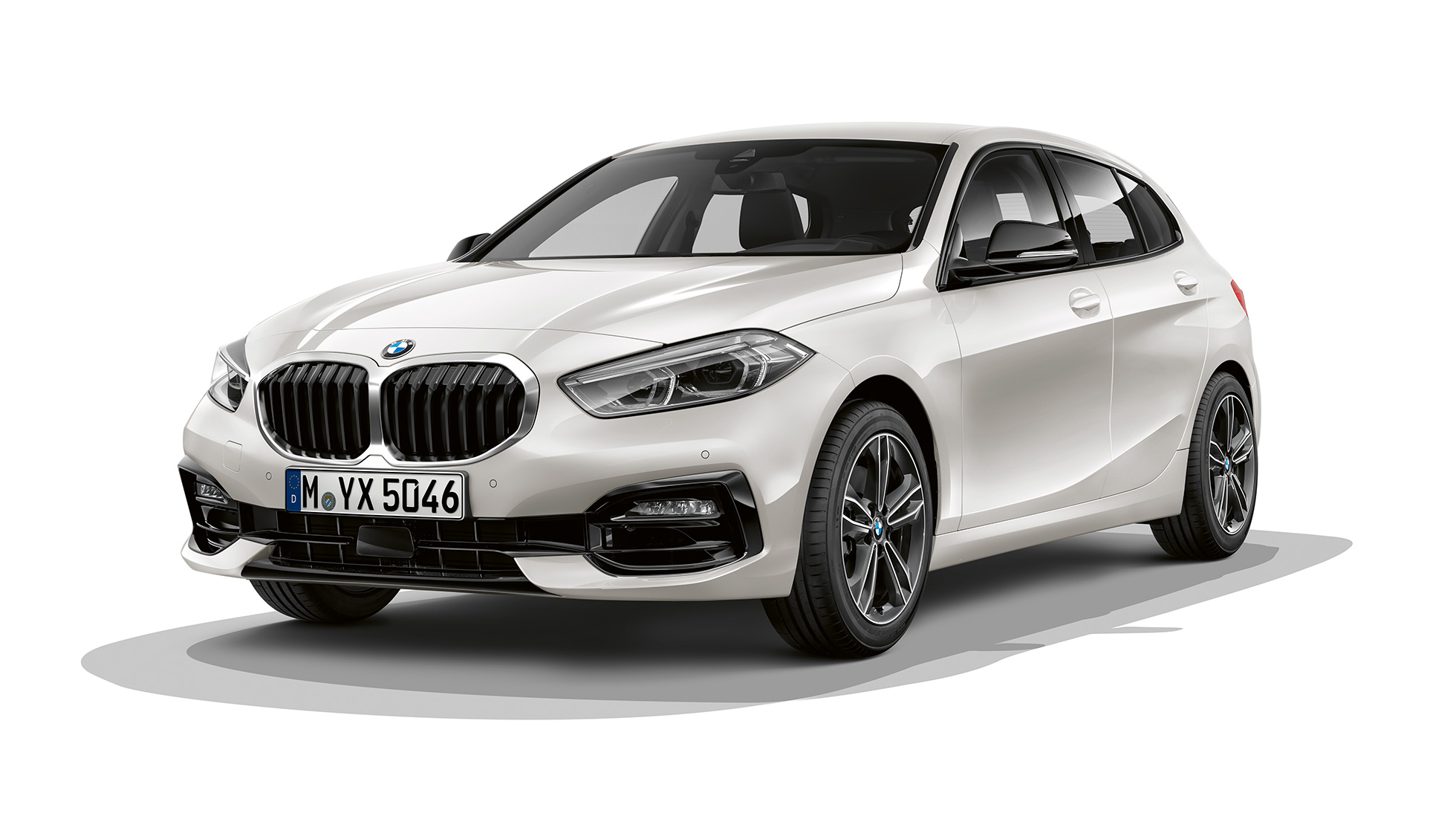 BMW 1-es, Sport Line modell, háromnegyedes elölnézet A BMW 1-es Kristály fehér metál Sport Line modellváltozata háromnegyedes elölnézetből, stúdióban
