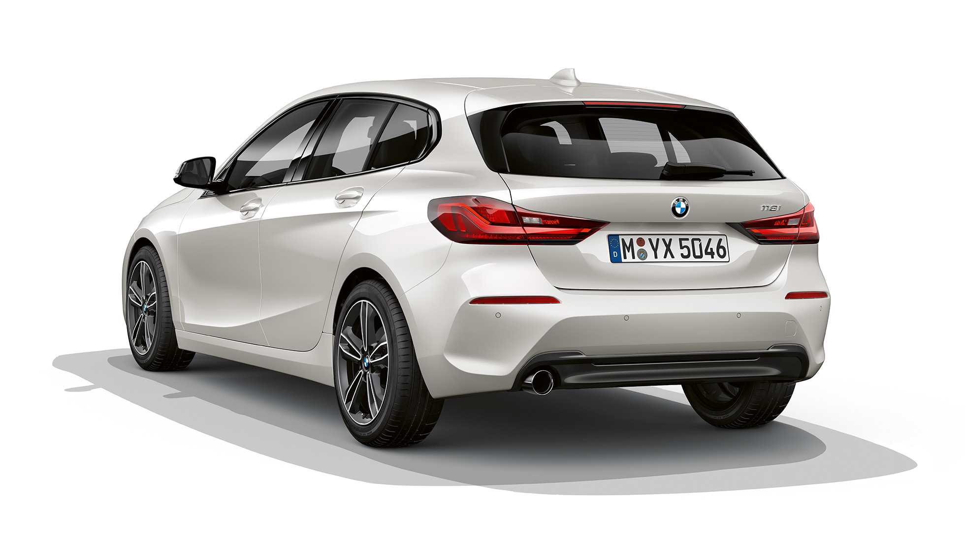 BMW 1-es, Sport Line modell, háromnegyedes elölnézet A BMW 1-es Kristály fehér metál Sport Line modellváltozata háromnegyedes hátulnézetből, stúdióban.