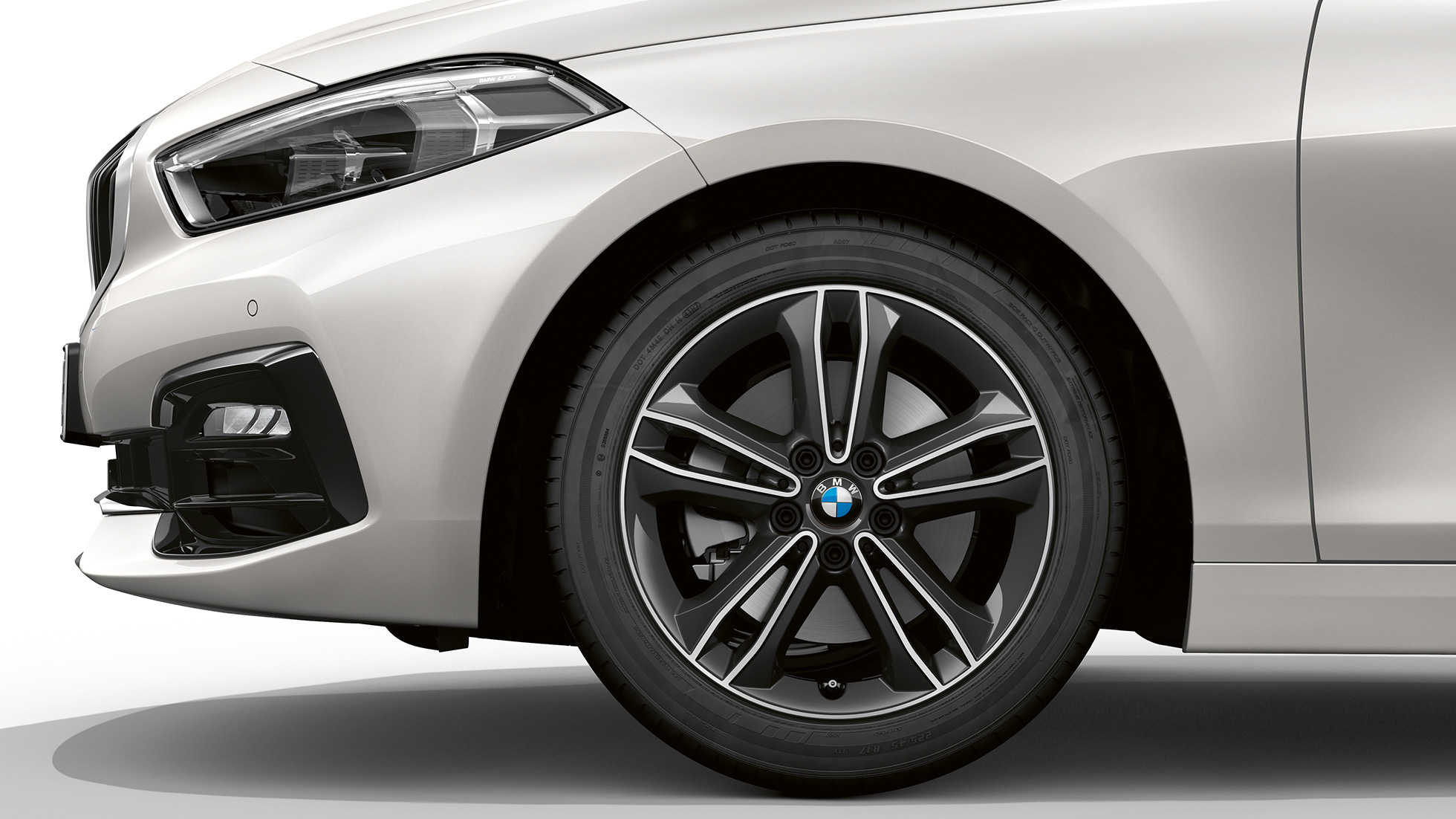 17” könnyűfém keréktárcsa, duplaküllős 549 A BMW 1-es Kristály fehér metál Sport Line modellváltozata rézsútos elölnézetből, a 17” méretű duplaküllős 549 könnyűfém keréktárcsával.