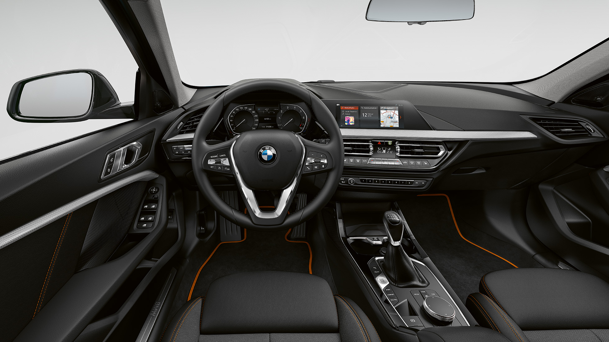 Sport bőrkormány. BMW 1-es, Sport Line modell, műszerfal a Sport bőrkormánnyal.