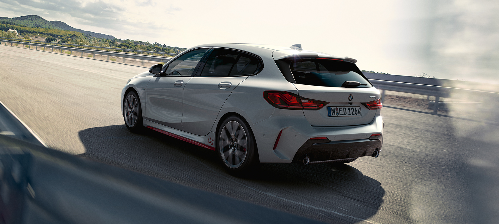 BMW 128ti, rézsútos hátulnézet BMW 128ti, F40, egy mozgó autó rézsútos hátulnézetből