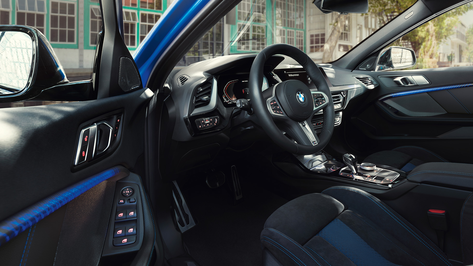BMW 1-es műszerfal. A BMW 1-es műszerfala az M bőrkormánnyal, nyitott vezetőoldali ajtóval.