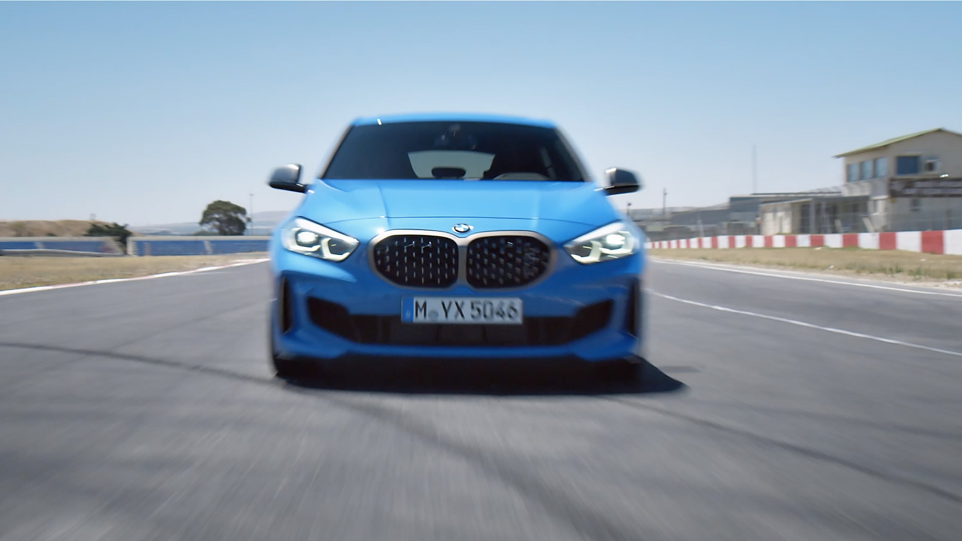 A BMW 1-est mozgás közben mutató film A BMW 1-est bemutató, dinamikus haladási jeleneteket ábrázoló film.