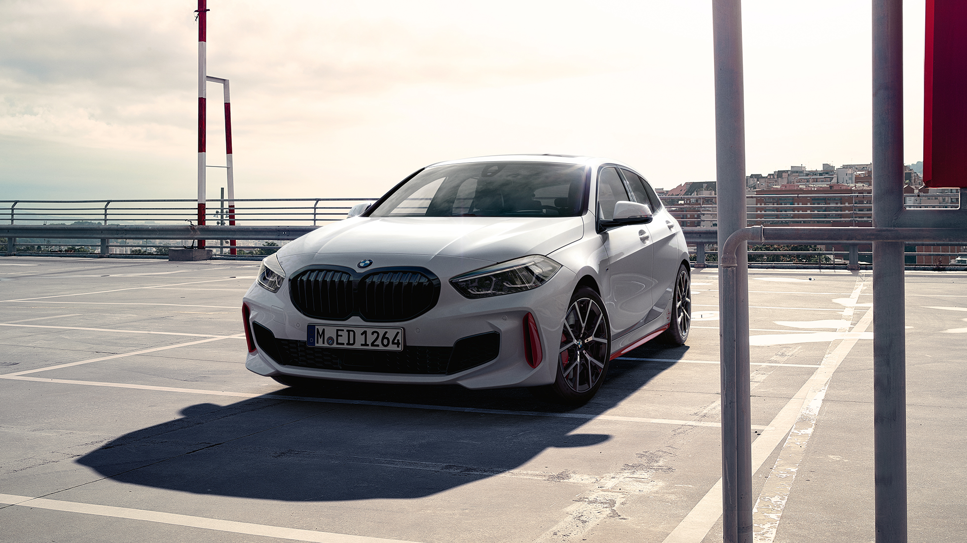 BMW 128ti, rézsútos elölnézet BMW 128ti, F40, egy parkolóházban, rézsútos elölnézetből látható autó