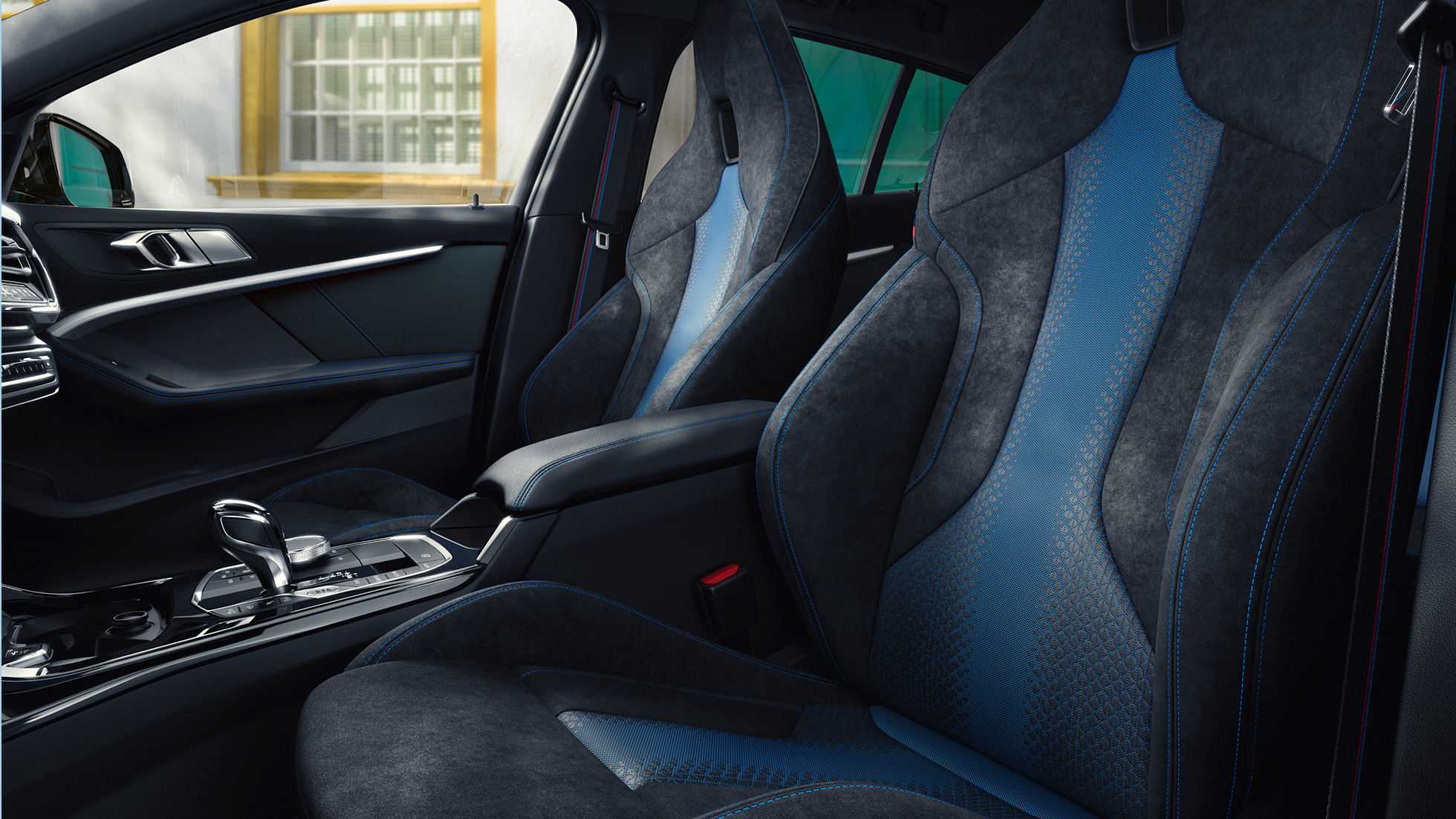 M Sport ülések. A BMW 1-es ergonomikus formázású, kontrasztvarrással és integrált fejtámlával ellátott M Sport ülései.