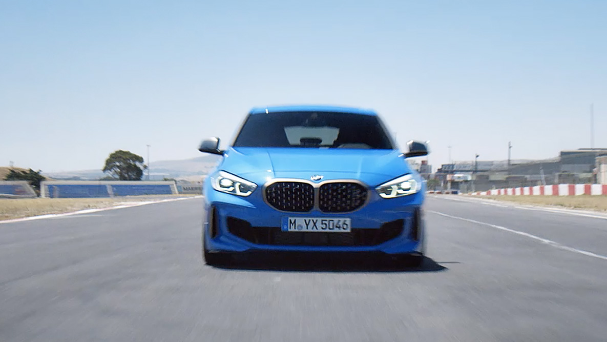 Trakció és menetstabilitás. BMW 1-es kimagaslóan jó trakcióval és menetstabilitással.
