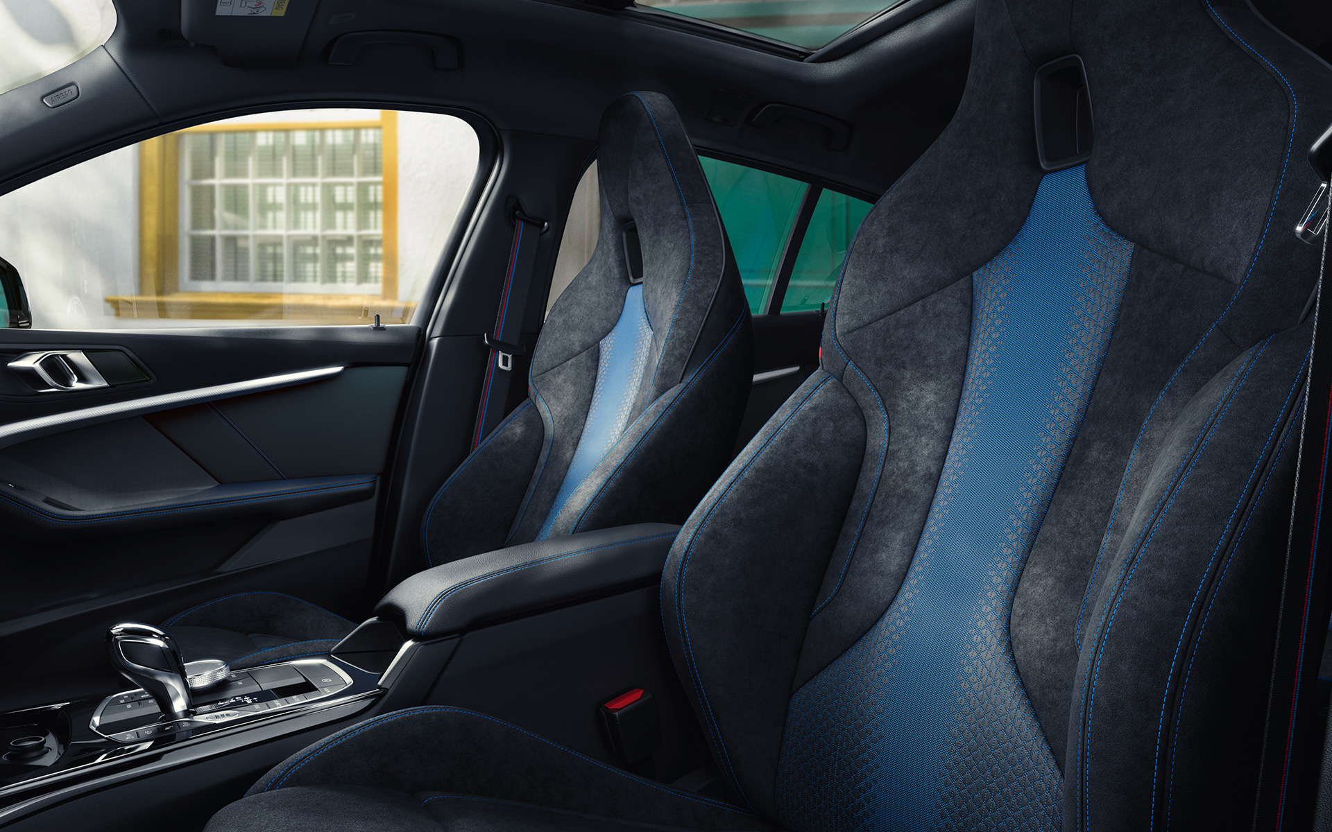 BMW 1, F40, M Sport ülések A BMW 1 (F40) ergonomikus formájú, kontrasztvarrással és integrált fejtámlával ellátott M Sport ülései.