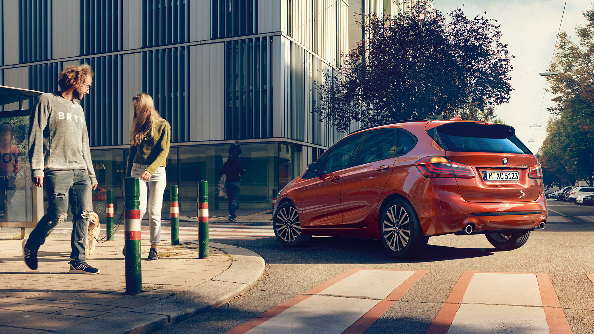 Dinamizmus, BMW 2 Active Tourer Dinamizmus, BMW 2 Active Tourer, 220i, F45, Sunset narancs metál, rézsútos hátulnézet