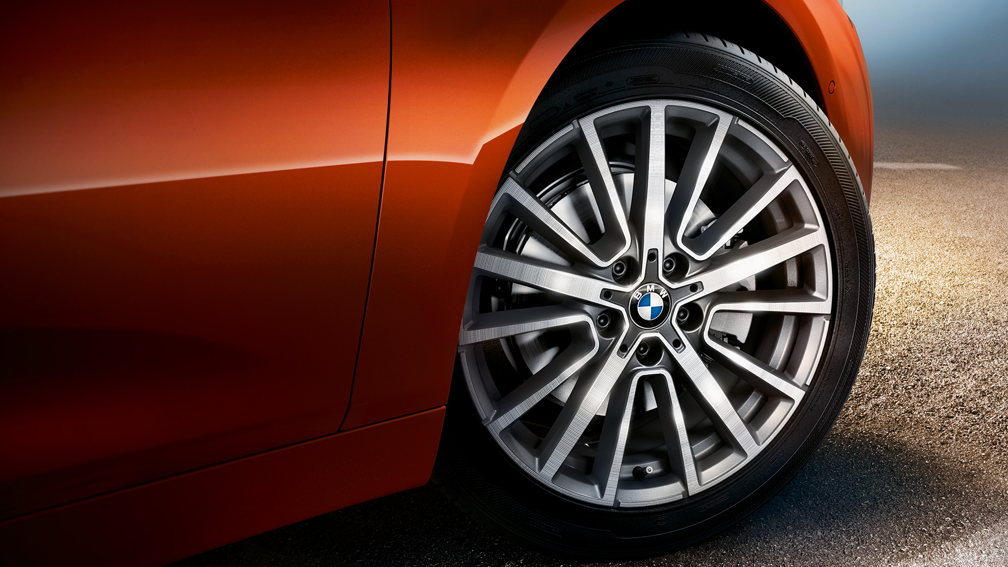 Könnyűfém kerék, BMW 2 Active Tourer Könnyűfém kerék, BMW 2 Active Tourer, F45, Sunset narancs metál, a kerék közelről