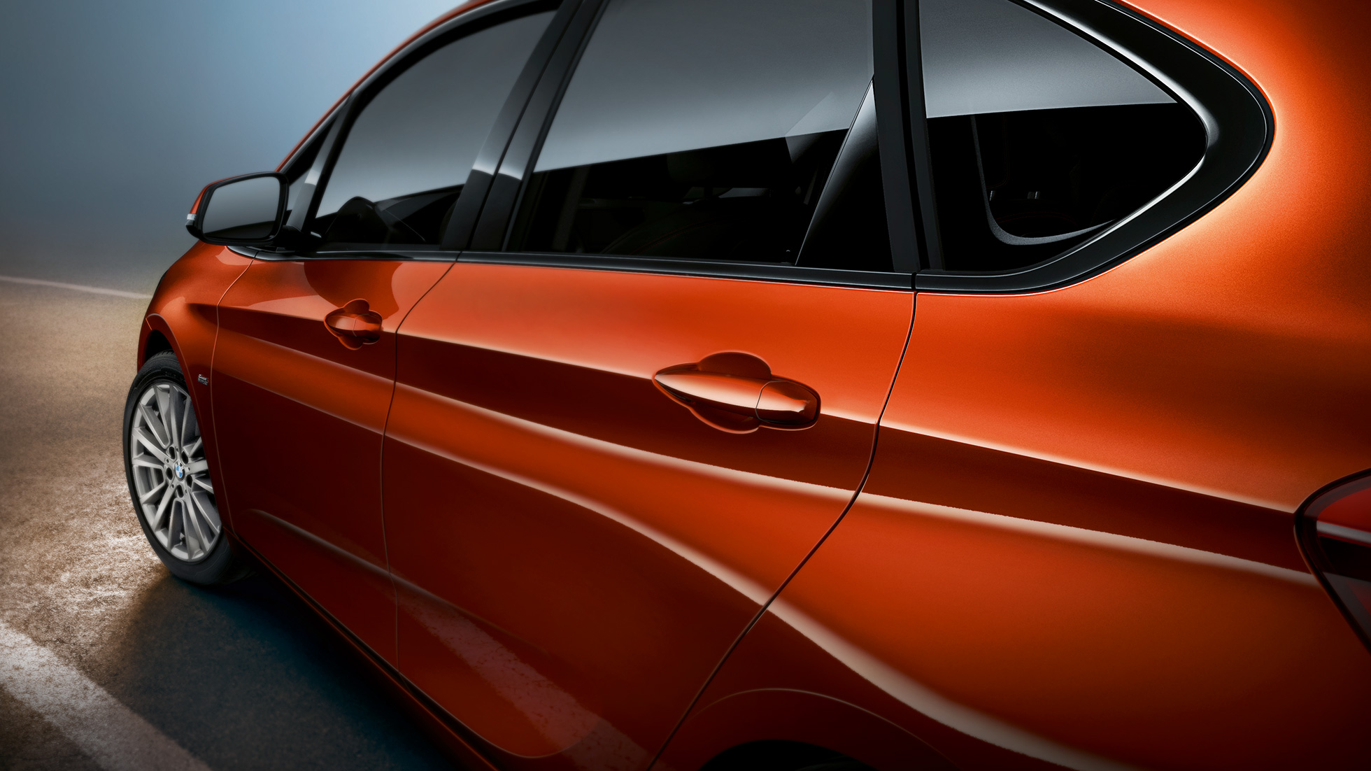 Közeli oldalnézet, BMW 2 Active Tourer BMW 2 Active Tourer, F45, Sunset narancs metál, közeli oldalnézet