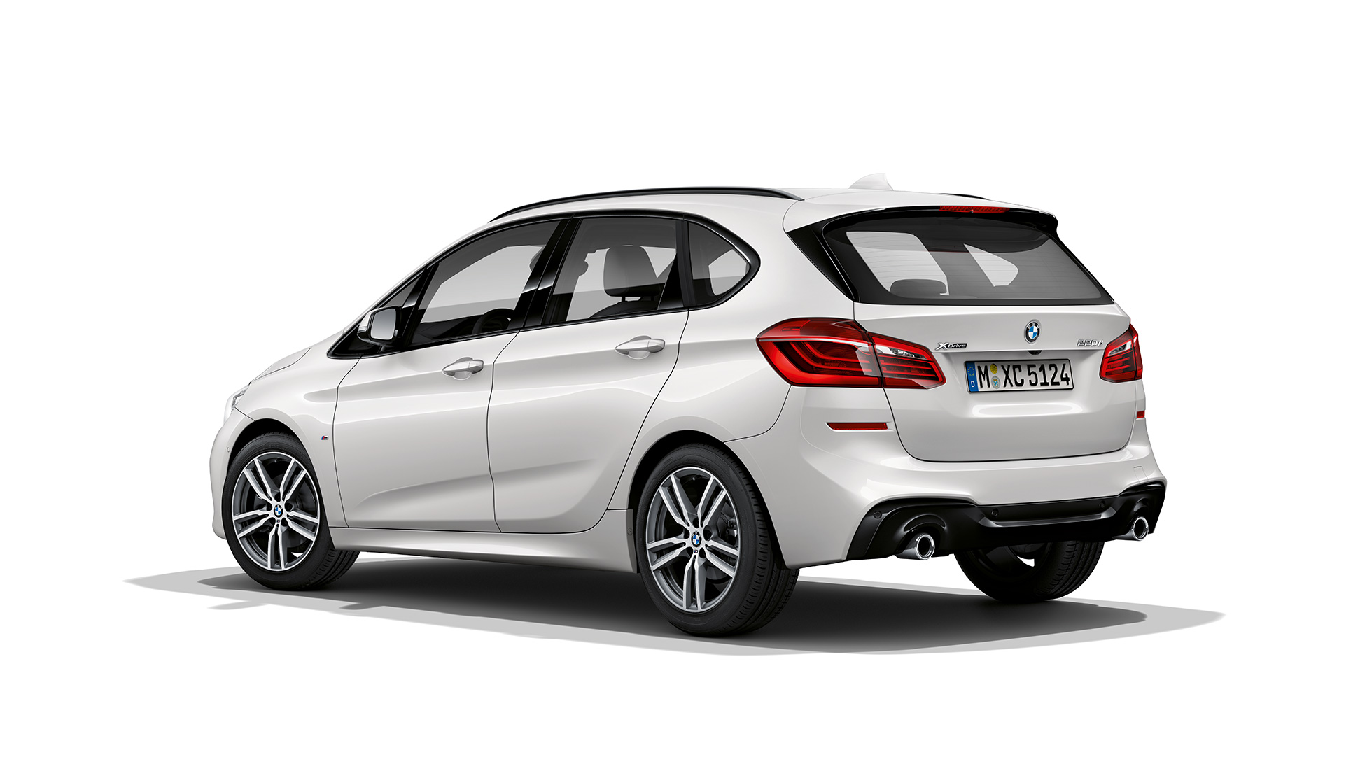 Rézsútos hátulnézet, BMW 2 Active Tourer, M Sport modell BMW 2 Active Tourer, 220d xDrive, M Sport modell, F45, Kristály fehér metál, rézsútos hátulnézet