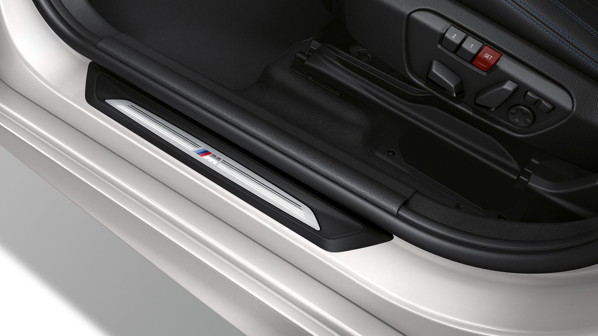 Ajtóküszöb-borítások, BMW 2 Active Tourer, M Sport modell Ajtóküszöb-borítások, BMW 2 Active Tourer, 220d xDrive, M Sport modell, F45, Kristály fehér metál, kívülről