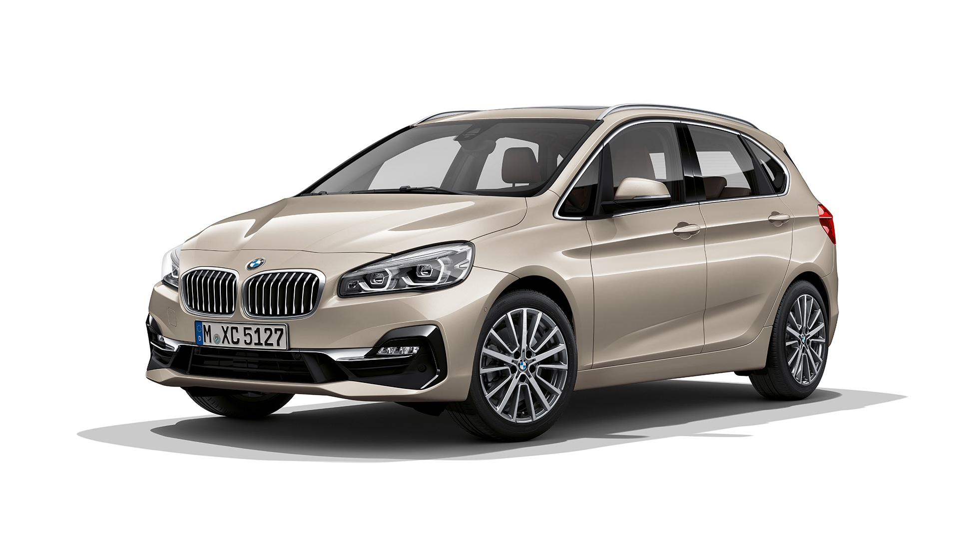 Rézsútos elölnézet, BMW 2 Active Tourer, Luxury Line modell BMW 2 Active Tourer, Luxury Line modell, 225i xDrive, F45, Jucaro bézs metál, rézsútos elölnézet