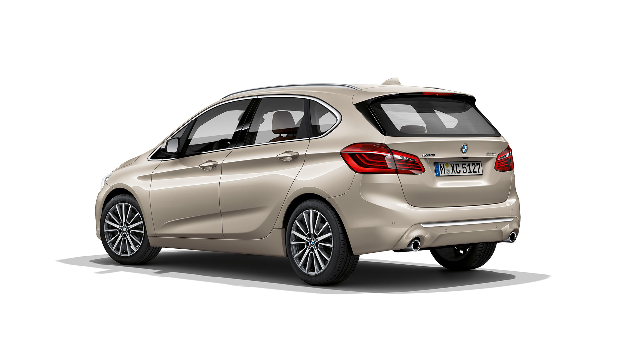 Rézsútos hátulnézet, BMW 2 Active Tourer, Luxury Line modell BMW 2 Active Tourer, Luxury Line modell, 225i xDrive, F45, Jucaro bézs metál, rézsútos hátulnézet