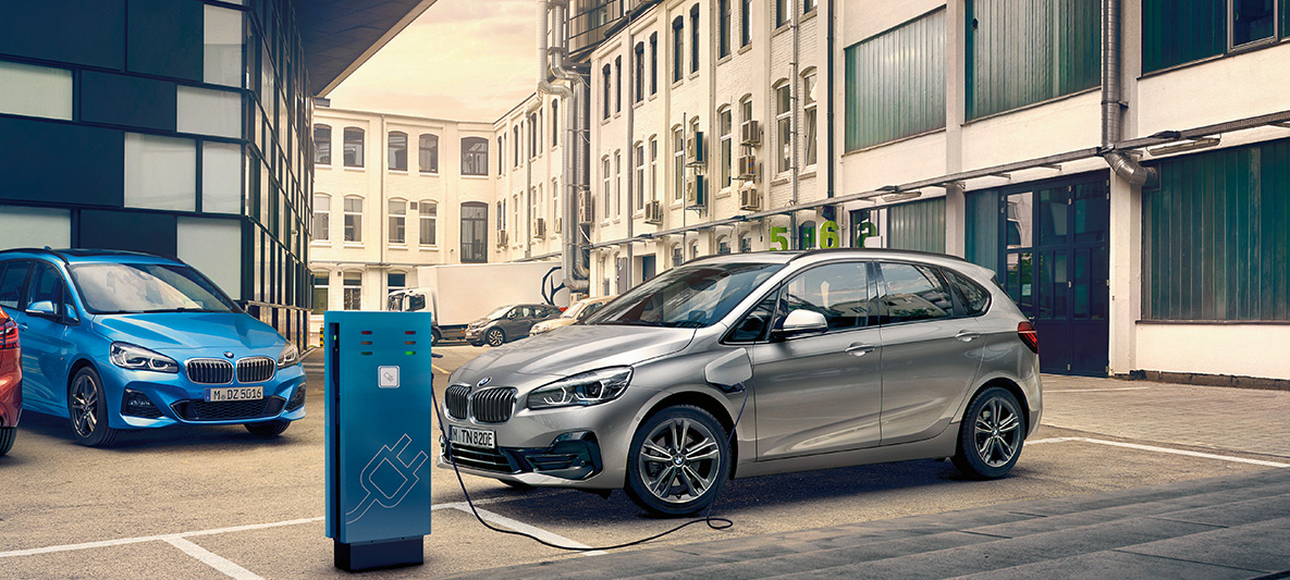 BMW 225xe Active Tourer BMW 225xe Active Tourer, egy töltőállomáson álló autó