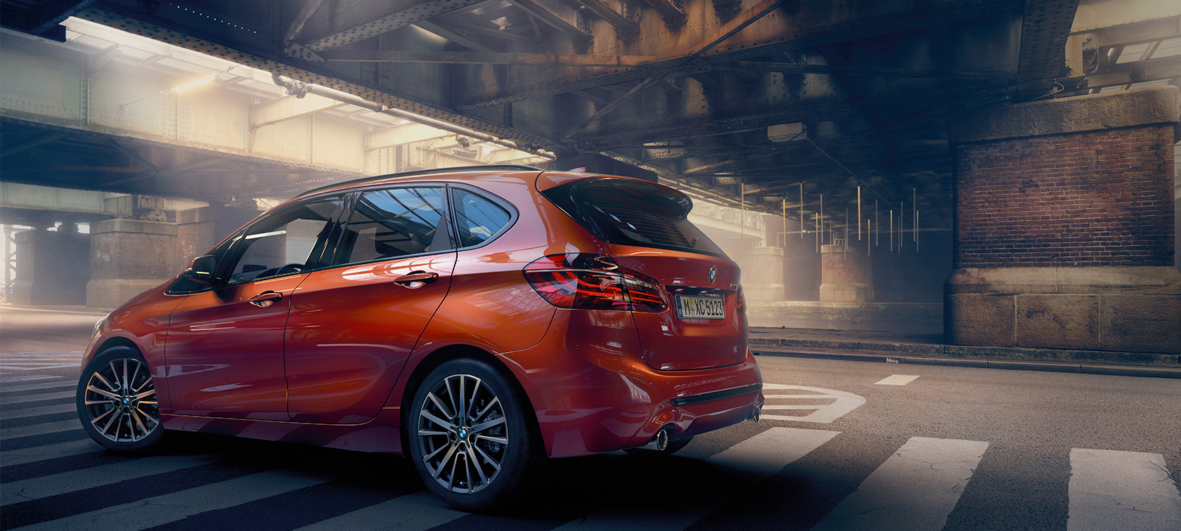 Oldalnézet, BMW 2 Active Tourer BMW 2 Active Tourer, F45, Sunset narancs metál, egy hallban álló autó oldalnézetből
