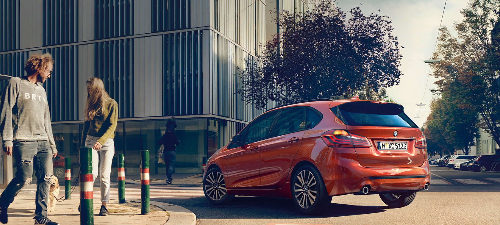 Rézsútos hátulnézet, BMW 2 Active Tourer, 220i BMW 2 Active Tourer, 220i, F45, Sunset narancs metál, egy úton haladó autó rézsútos hátulnézetből