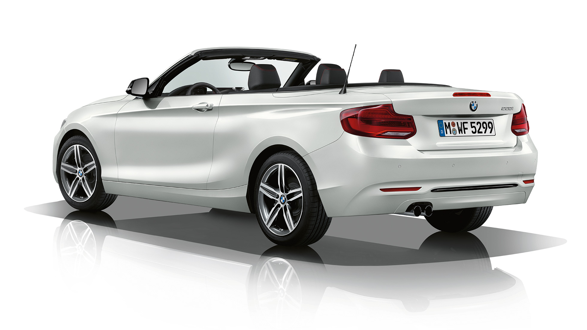 BMW 2-es Cabrio, a Sport Line modellváltozat háromnegyedes hátulnézetből BMW 2-es Cabrio, a Sport Line modellváltozat háromnegyedes hátulnézetből