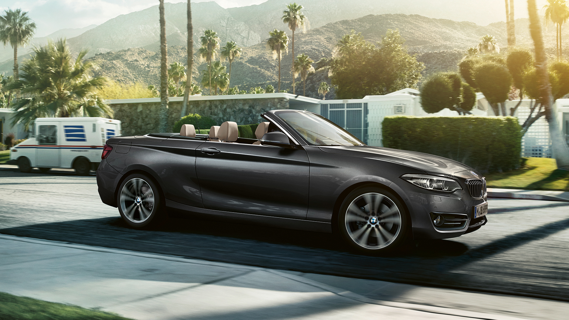 BMW 2-es Cabrio, egy haladó autó oldalnézetből BMW 2-es Cabrio, egy haladó autó oldalnézetből