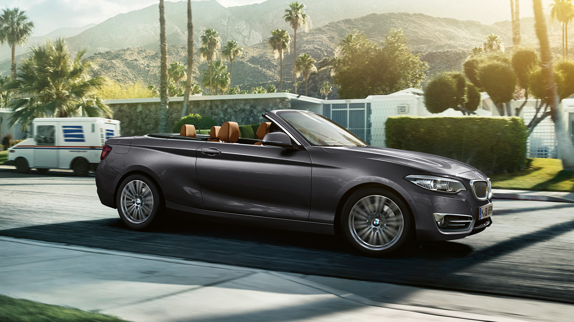 BMW 2-es Cabrio, egy haladó autó oldalnézetből BMW 2-es Cabrio, egy haladó autó oldalnézetből