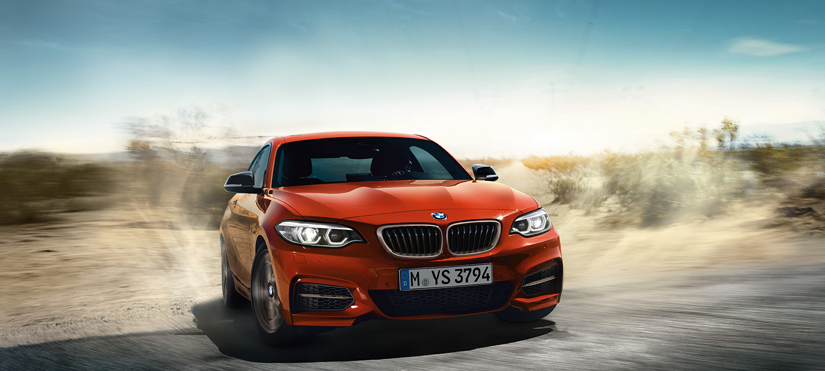 BMW 2-es Coupé, az autó dinamikus haladás közben BMW 2-es Coupé, az autó dinamikus haladás közben