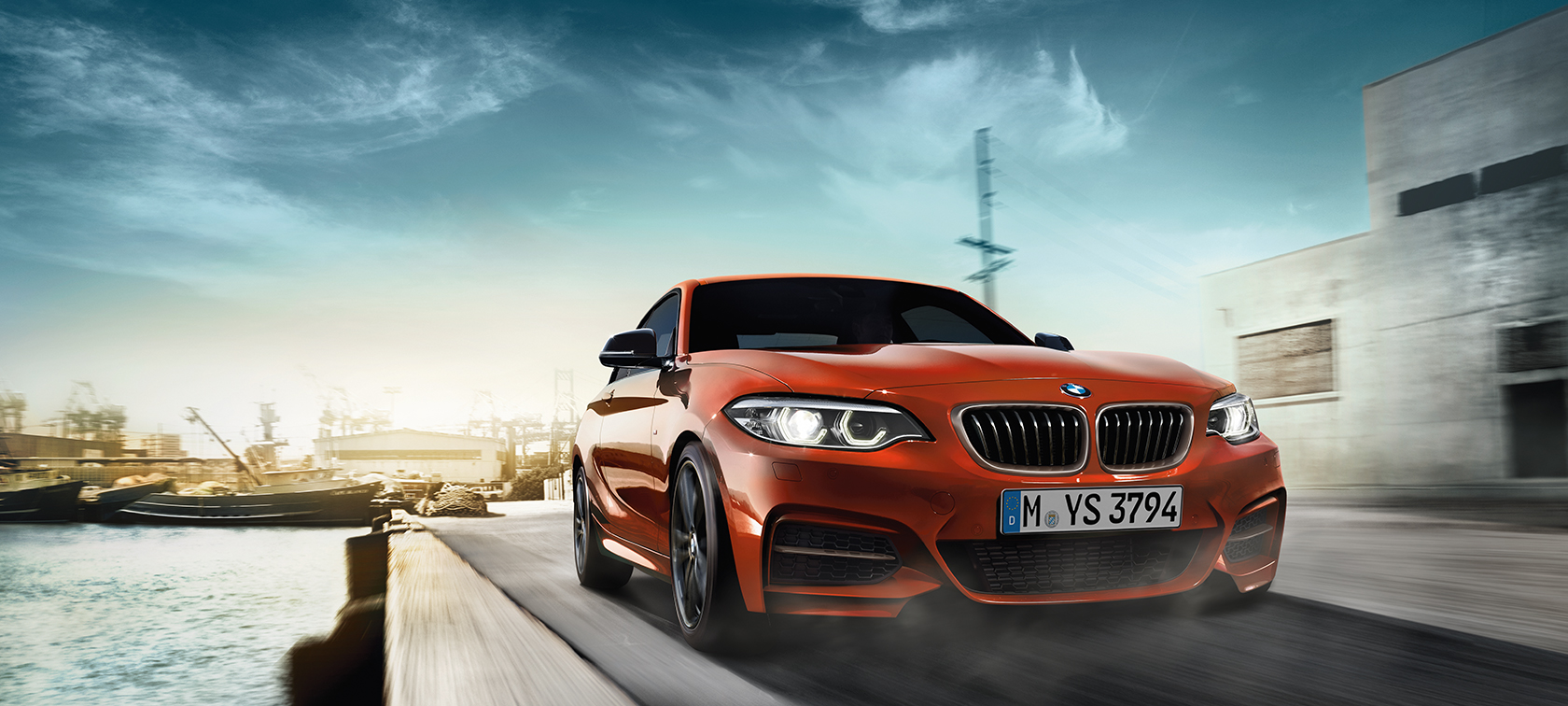 BMW 2-es Coupé, háromnegyedes elölnézet menet közben BMW 2-es Coupé, háromnegyedes elölnézet menet közben