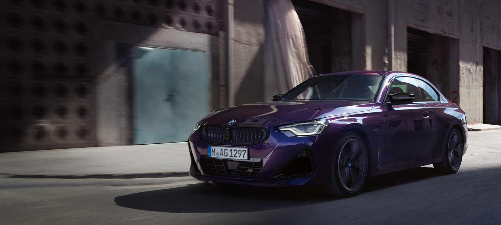 BMW 2 Coup&eacute;, G42, 2024, egy mozg&oacute;, Thundernight met&aacute;lf&eacute;nyez&eacute;sű aut&oacute; r&eacute;zs&uacute;tos el&ouml;ln&eacute;zetből