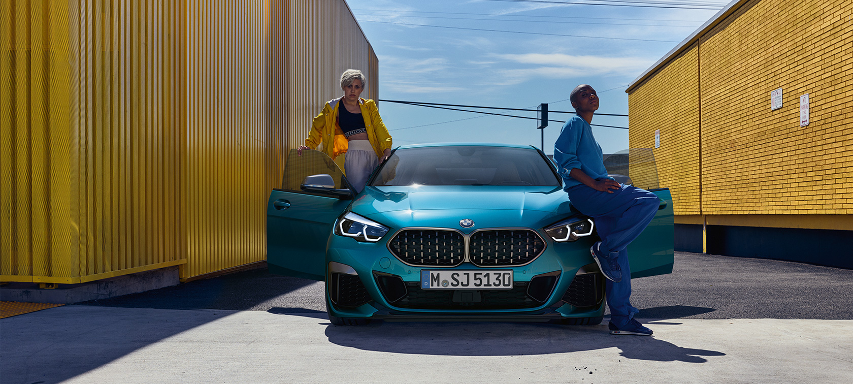 BMW 2 Gran Coupé, elölnézet nyitott első ajtókkal BMW 2 Gran Coupé, Snapper Rocks kék metálfényezés, F44, elölnézet nyitott első ajtókkal