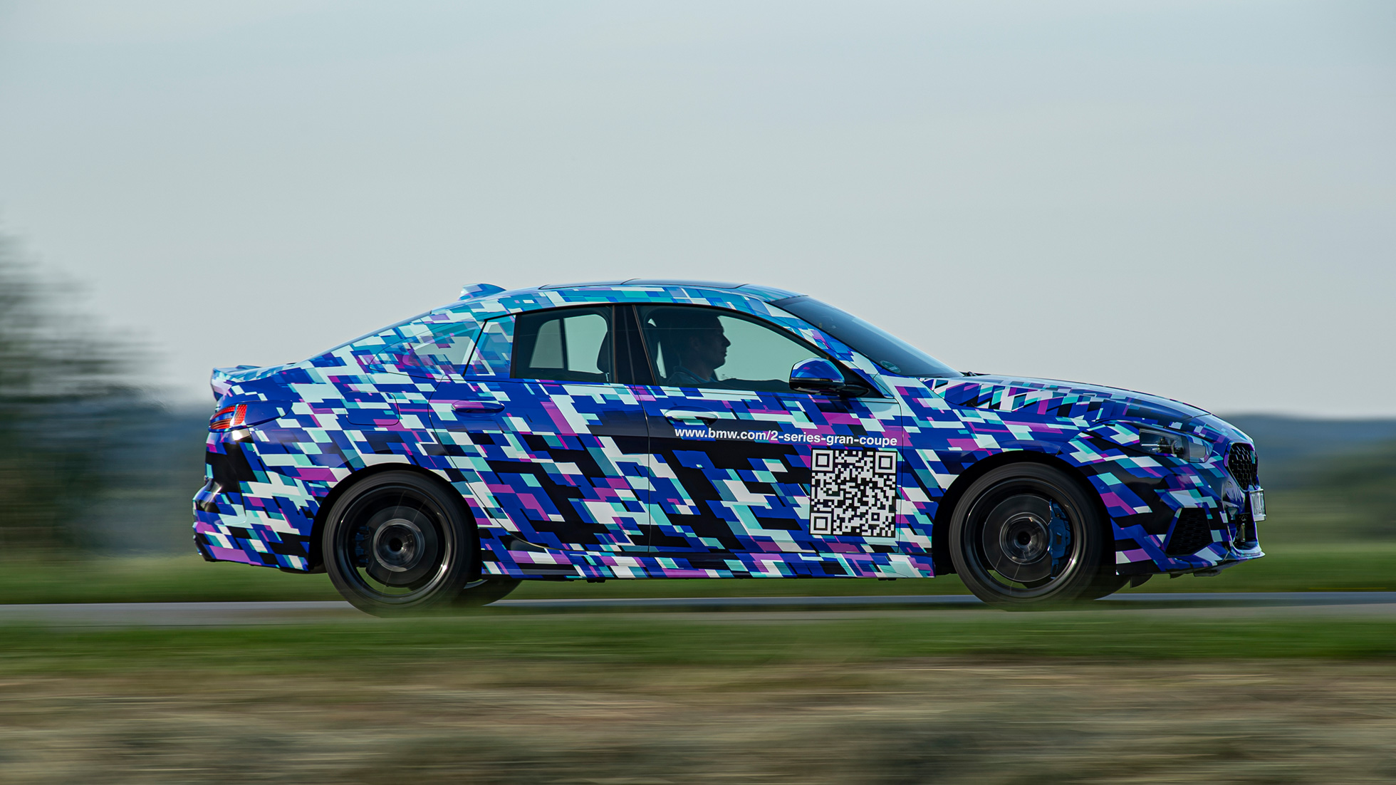 A BMW 2-es Gran Coupé kupés sziluettje BMW 2-es Gran Coupé, F44, 2020, az álcázott prototípus oldalnézetből