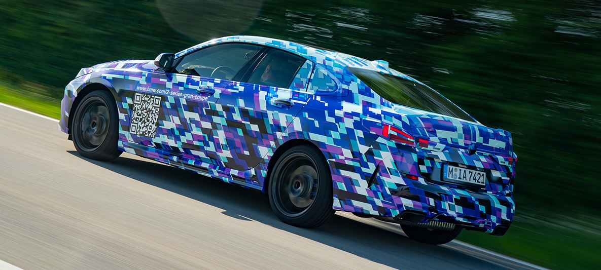A BMW 2-es Gran Coupé dinamizmusa BMW M235i xDrive, 2020, az álcázott prototípus rézsútos oldalnézetből