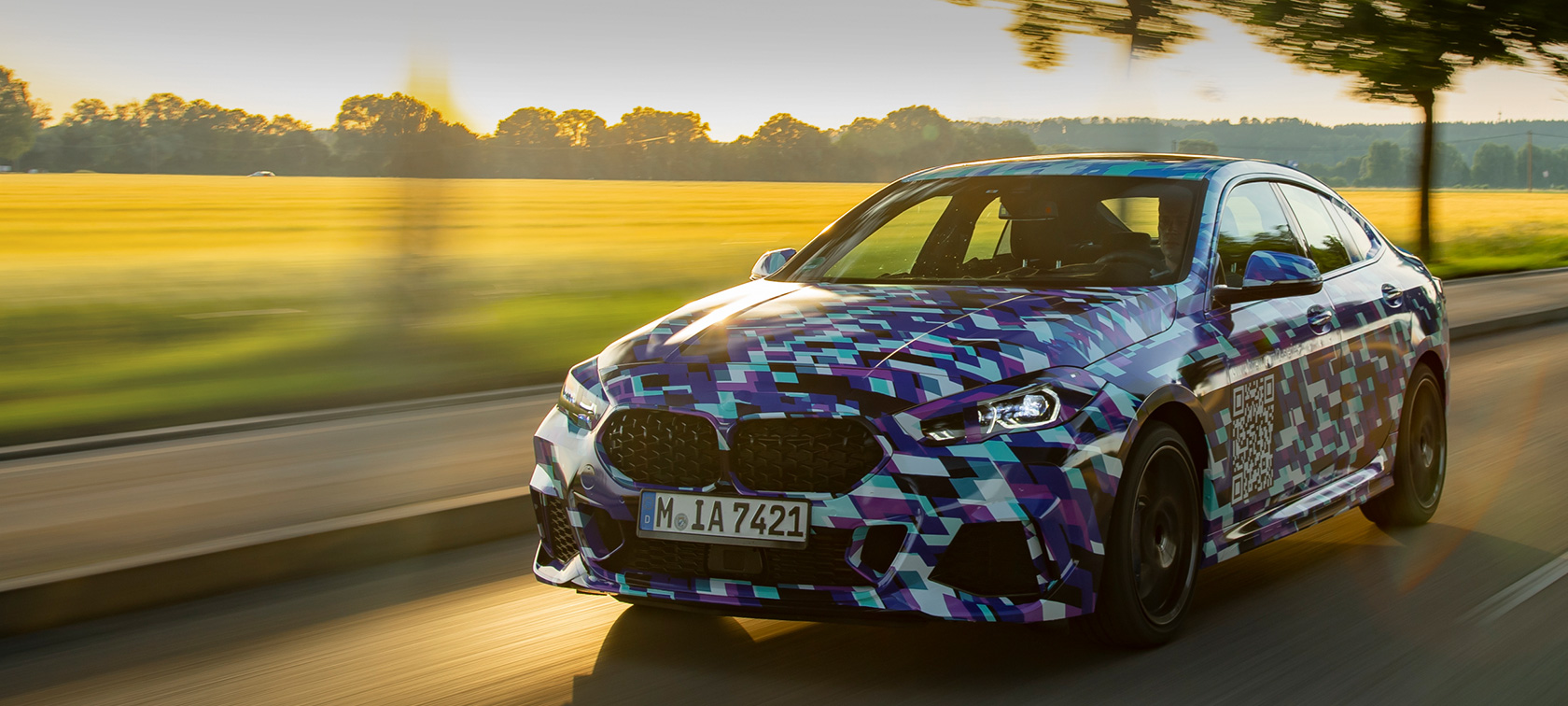 Az első BMW 2-es Gran Coupé BMW 2-es Gran Coupé, F44, 2020, az álcázott prototípus rézsútos elölnézetből
