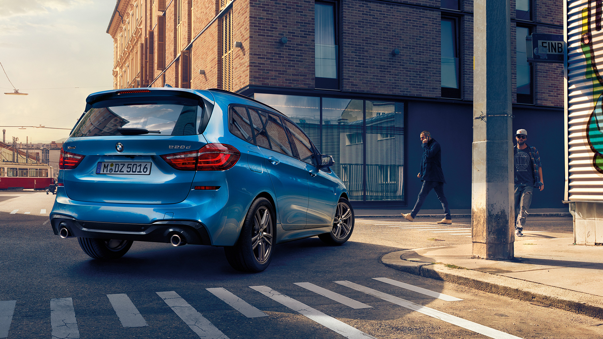 Külső megjelenés, BMW 2 Gran Tourer Külső megjelenés, BMW 2 Gran Tourer, 220d xDrive, F46, 2018, Misano kék metál, egy belvárosban haladó autó rézsútos hátulnézetből