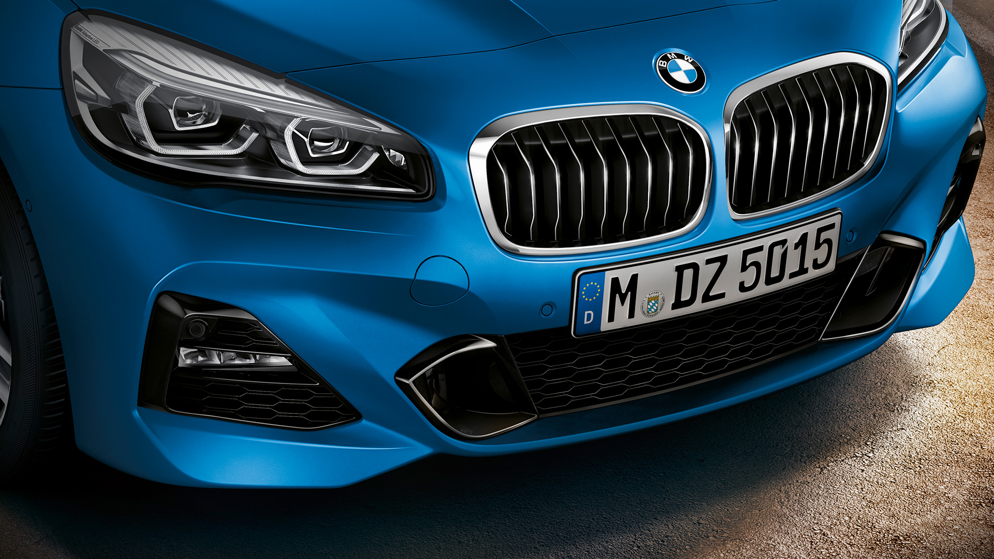 Dupla vese, BMW 2 Gran Tourer Dupla vese, BMW 2 Gran Tourer, F46, Facelift 2018, Misano kék metál, az orr közelről